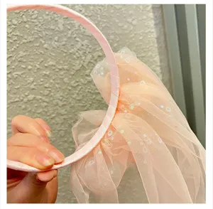 Vue détaillée du serre-tête voile de princesse rose pour enfants avec tulle scintillant satin.