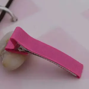 Rosa Stoff umwickelte Krokodil Haarklammer Detailansicht, ideal für DIY Haarschmuck Basteln.