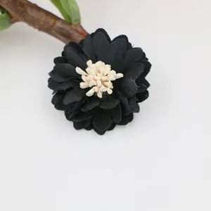Detailaufnahme einer schwarzen Mikrofaser-Blume für DIY-Basteln, Handyhüllen und Schuhe.