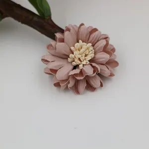 Handgemachte Mikrofasablüte Detailansicht, ideal für DIY Haarschmuck und Bastelarbeiten.