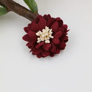 Nahaufnahme der dunkelroten Stoffblume mit cremefarbenen Staubgefäßen für DIY Handwerk.