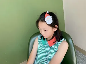 Nahaufnahme eines niedlichen Weihnachts-Weihnachtsmann-Haarclips für Kinder, festliches Accessoire.