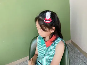 Weihnachten Weihnachtsmann Haarklammer Detailansicht, süßes Urlaubs Haaraccessoire für Kinder.