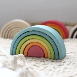 Gioco arcobaleno in legno per bambini, blocchi colorati per prima infanzia e apprendimento.