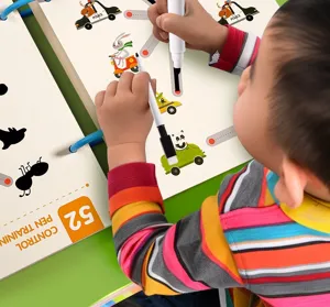 Detail du livre d'exercice effaçable de contrôle du stylo pour enfants dessinant des lignes.