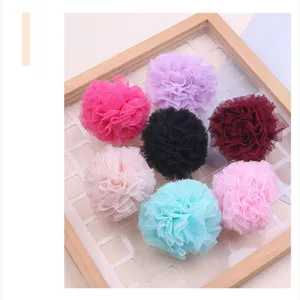 Detaillierte Nahaufnahme von bunten Tüll Pompoms für DIY Haarschmuck und Basteln