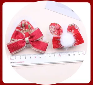 Rote festliche Haarklammern Set mit Schleife und Hasenohren Design, Kunstfell, Neujahr.