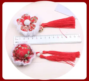 Chinesischer roter Haarspangen-Set für Kinder mit Blumenmuster, Plüschrand und Quasten.