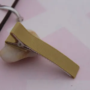 Nahansicht Detail des 5cm gelben handgefertigten Ripsband umwickelten Krokodilklemmen Haarteils