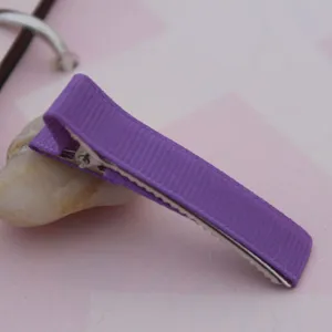 Lila Band umwickelte Krokodil Haarklammer DIY handgemachte Haarschmuck Detailansicht.