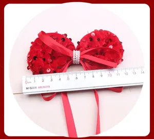 Rote Pailletten Schleife Haarklammer für Kinder, Perlen Mitte, schönes Weihnachtsaccessoire.