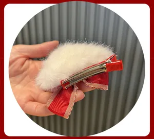 Rote Schleife weiße Plüsch Haarklammer Detail, süßes Festival Haaraccessoire für Mädchen.