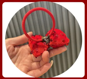 Rotes Pailletten Schleife Haargummi für Kinder, festliches Haaraccessoire, süßes Design.