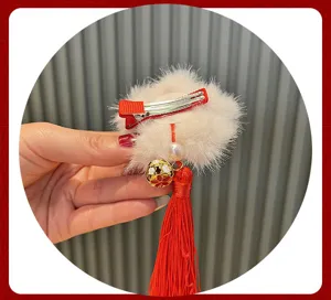 Süße rote flauschige Haarklammer mit Glocke Quaste für Kinder Neujahr Fest Stil Haarschmuck.
