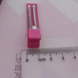 Detailansicht einer rosa Ripsband umwickelten Metall Krokodil Haarklammer Zubehör in 5cm.