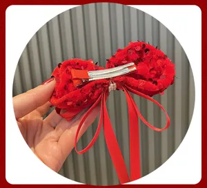 Nahaufnahme der roten Pailletten Samt Schleife Haarklammer, festliches Haaraccessoire.