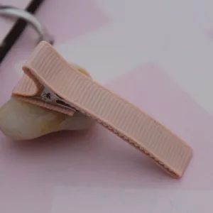 Nahaufnahme eines 5 cm langen rosa bandummantelten Haarklammer-Details für DIY-Haarschmuck.