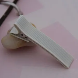 Detailansicht einer weißen 5cm Ripsband umwickelten Krokodilklammer DIY Zubehör.