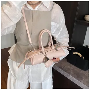 Rosa Umhängetasche Detail, stilvolle PU-Handtasche mit Herz-Anhänger und praktischen Tragegriffen.