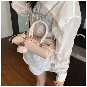 Rosa Leder Kissen Umhängetasche Detailansicht, stilvolle modische Pendlertasche für Damen.