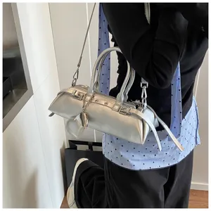 Detailansicht der trendigen silbernen Koffer-Schultertasche mit Metallschnalle und Kette.