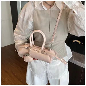 Rosa glänzende Kissen-Umhängetasche für Damen, stilvolle Handtasche mit süßem Herz-Anhänger.