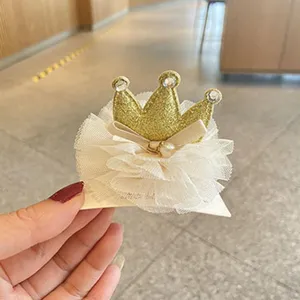 Carino fermaglio per capelli a corona in tulle e glitter per acconciature da principessa.