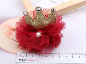 Vista dettagliata della molletta per capelli a corona in tulle rosso con perla, accessorio bimba.