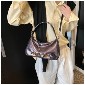 Glänzende Metallic-Knautsch-Optik Schultertasche Detail mit bunten Schmuckstein-Verzierungen