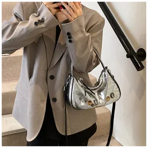 Silberne metallic Schultertasche fuer Damen, trendige glitzernde Hobo Tasche mit Kristallen.