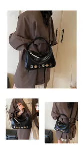 Detailansicht der stilvollen schwarzen Damen Schultertasche mit funkelnden Kristall-Besätzen.