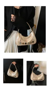 Elegante metallische Baguette Schultertasche mit Strassdetails für schicke Damen Alltag.