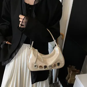 Schicke metallische Hobo-Umhängetasche für Damen, modische Handtasche mit glitzernden Strasssteinen.