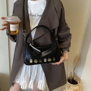 Schwarze Lackleder Schultertasche für Damen, elegante Strass verzierte modische Unterarmtasche.