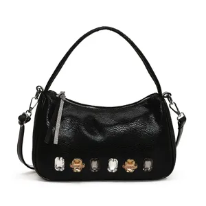 Schwarze PU Leder Schultertasche mit Strassquaste und bunten Kristallen für Damen.