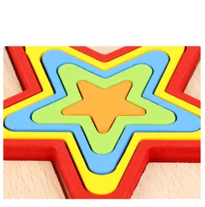 Détail de puzzle étoile gigogne en bois montrant des couches colorées et une texture.