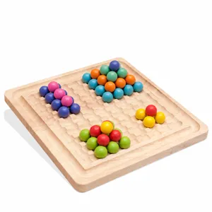Houten stapelparels speelgoed voor kinderen, vroege educatie kleur sorteren spel hoofdweergave.