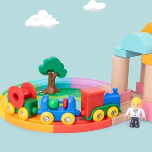Set trenino in legno per bambini, binari magnetici colorati e blocchi da costruzione.
