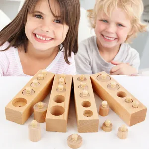 Ξύλινο εκπαιδευτικό παιχνίδι Montessori με κυλινδρικά μπλοκ για αντιστοίχιση μεγεθών.