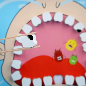 Set gioco di ruolo dentista in legno per bambini, divertente gioco educativo pulizia denti.