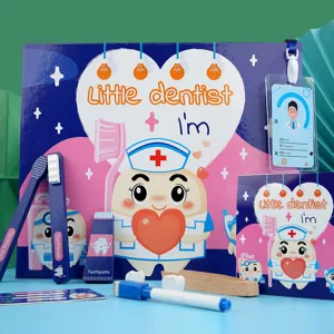 Set di giocattoli di ruolo da dentista in legno per bambini con simpatico design.