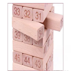 Dettaglio blocco jenga in legno con pezzi numerati in faggio per gioco da tavolo.