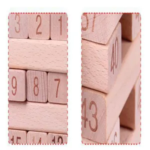 Dettaglio del giocattolo in legno di faggio naturale con stampe numerate chiare e precise.