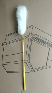 Vista detallada de la varita de juguete para gatos con plumas blancas y mango largo.