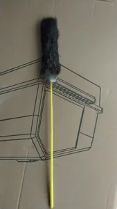 Varita juguete para gatos con mango amarillo y peluda piel de conejo interactiva divertida.