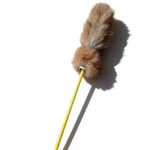 Juguete para gatos de pelo de conejo con un bastón amarillo largo, interactivo.