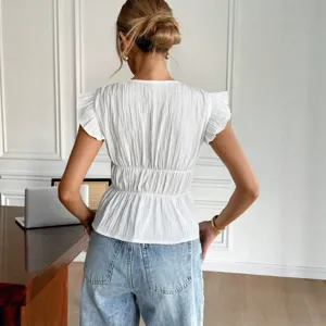 Schicke weiße Sommer-Kurzarm-Rüschenbluse für Damen mit stilvollem, tailliertem Design.