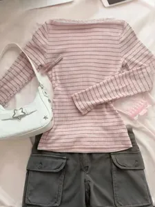 Top a maniche lunghe a righe rosa con delicato dettaglio in pizzo, capo in maglia da donna.