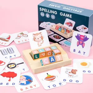 Gioco educativo di ortografia in legno per bambini con blocchi alfabeto e schede.