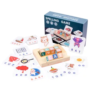 Gioco educativo in legno per bambini con blocchi di lettere e schede di parole inglesi.